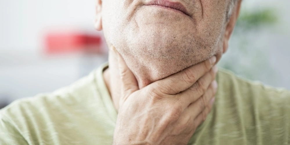 Боль при глотании в горле: болит в области гортани при нажатии и разговоре, сильный дискомфорт при глубоком вдохе